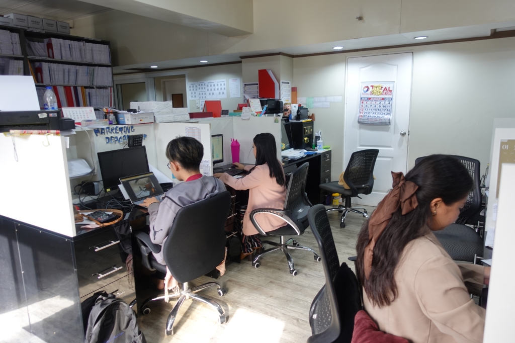 フィリピン留学 Cebu21 - Monol-Staff Office-1